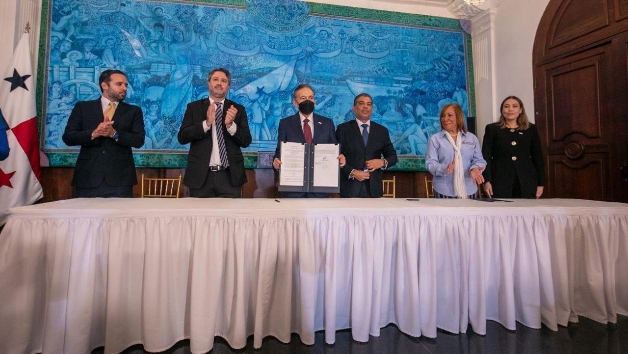 El presidente Laurentino Cortizo firma Ley de Medicamentos. | Foto: Cortesía
