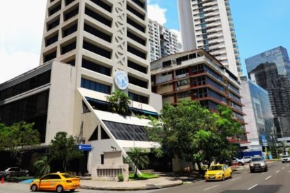 Fachada de la sede central de la Dirección General de Ingresos, ubicada en Avenida Balboa. | Foto: Destino Panamá/Archivo