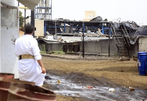 Un trabajador inspecciona una central eléctrica dañada tras los ataques israelíes, en Saná (Yemen), este domingo 17 de agosto de 2025. Los ataques israelíes han tenido como objetivo la central eléctrica de Haziz en la capital yemení de Sana'a, controlada por los hutíes, en respuesta a los continuos ataques de los hutíes contra Israel, según ha informado Al-Masirah TV, controlada por los hutíes. EFE/EPA/YAHYA ARHAB