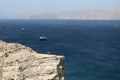 Buques en el estrecho de Ormuz vistos desde Jasab, Gobernación de Musandam, Omán, en una fotografía de archivo. | Foto: EFE/Ali Haider