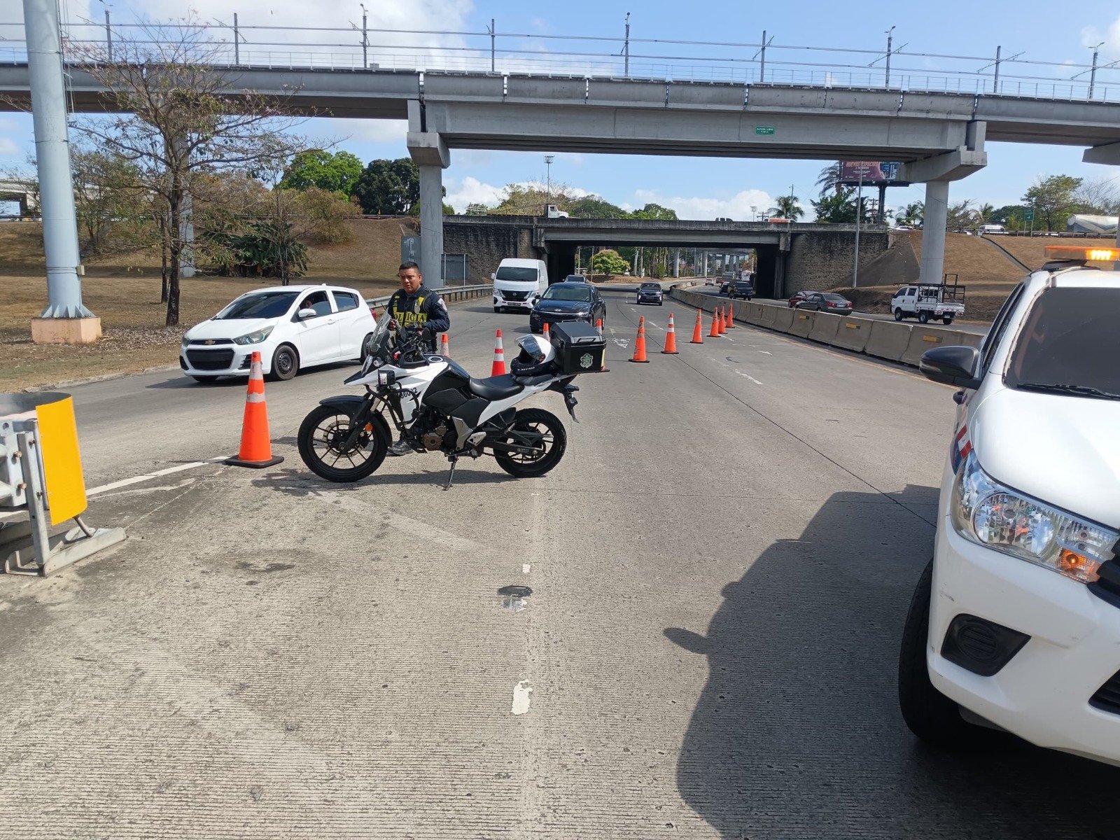 ENA cerró los accesos al Corredor Sur por la vía Domingo Díaz y el Hotel Riande debido al accidente registrado a eso de las 10:00 am. | Foto: ENA