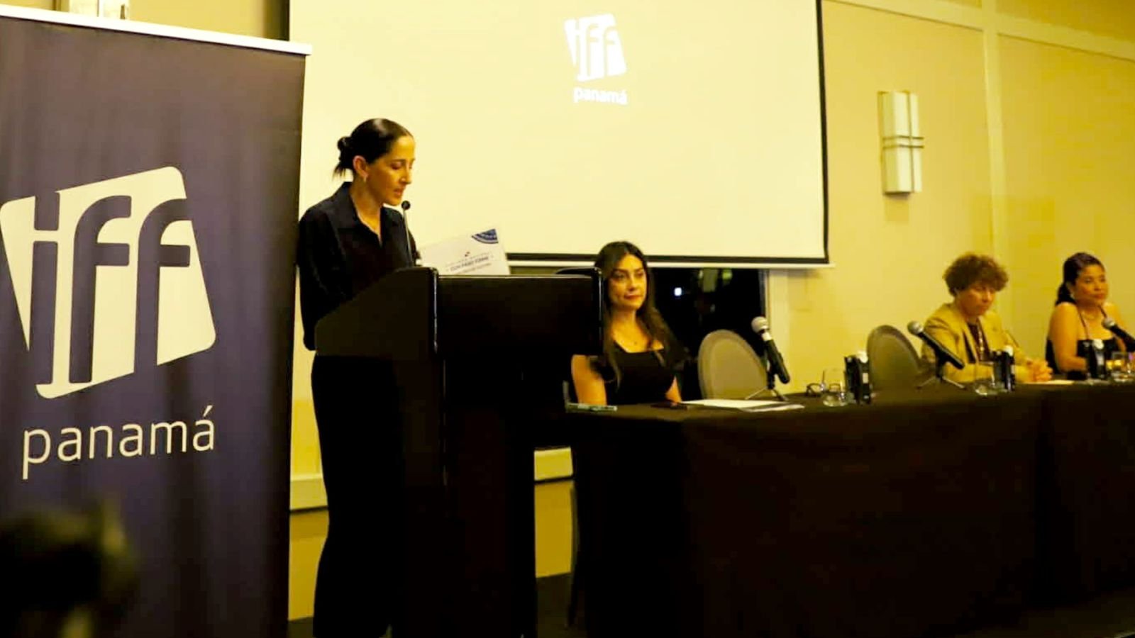María Eugenia Herrera, ministra de Cultura, firmó un acuerdo de patrocinio con la Fundación IFF Panamá. | Foto: Cortesía IFFP