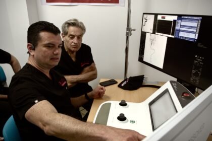 El procedimiento, considerado un hito para la medicina, fue realizado por el Dr. Vitor Mendes Pereira, quien operó desde una sala de control remota en Santiago hasta la ciudad de Panamá. | Foto: Cortesía